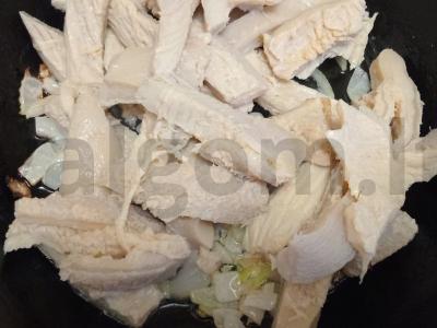 Troškinta jautienos skrandžio su svogūnais grietinėje Žingsnis 4