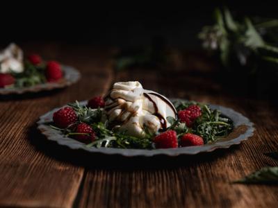 Salotas su avietėmis ir burrata pagrindine nuotrauka