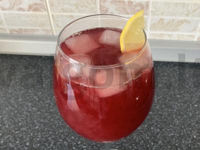 Šaltas žalias juodųjų serbentų arbata pagrindine nuotrauka