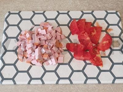 Kvapni pica su pomidorais ir šalotų svogūnais Žingsnis 2