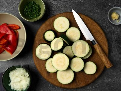 Cukinijų ir mėsos kukulių apkepas Žingsnis 1