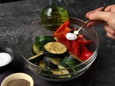 Cukinijų ir mėsos kukulių apkepas Žingsnis 2