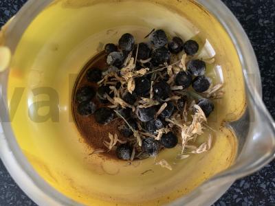 Arbata su šipiniais, juodųjų serbentų uogomis ir rozmarinu Žingsnis 2