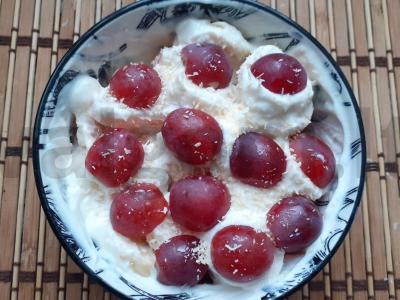 Vaisių salotas su varške ir kokosų drožlėmis pagrindine nuotrauka