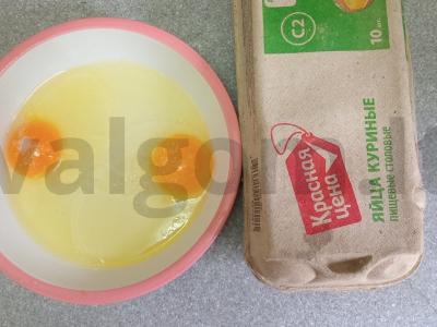 Kiaušinių blynai su kumpiu, sūriu ir pomidoru Žingsnis 1