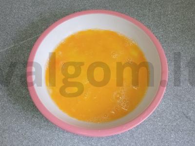 Kiaušinių blynai su kumpiu, sūriu ir pomidoru Žingsnis 2