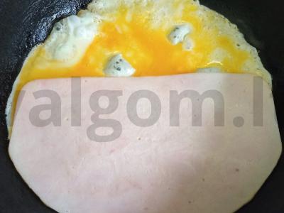 Kiaušinių blynai su kumpiu, sūriu ir pomidoru Žingsnis 4