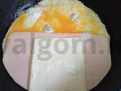 Kiaušinių blynai su kumpiu, sūriu ir pomidoru Žingsnis 5