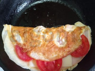 Kiaušinių blynai su kumpiu, sūriu ir pomidoru Žingsnis 7