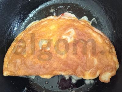 Kiaušinių blynai su kumpiu, sūriu ir pomidoru Žingsnis 8