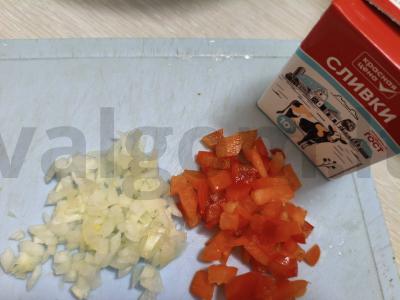 Omletas su grietinėle, svogūnais ir paprika Žingsnis 1