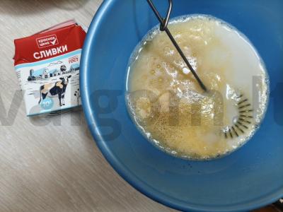 Omletas su grietinėle, svogūnais ir paprika Žingsnis 2