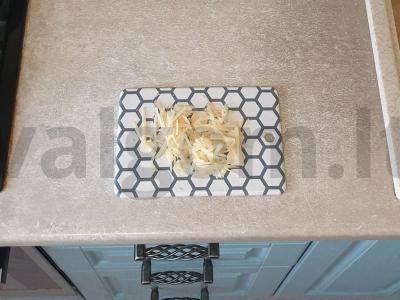 Bulvių blynai su parmezanu ir žaliuosius svogūnais Žingsnis 1