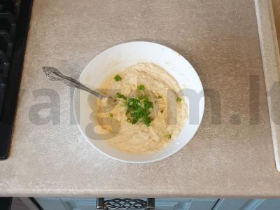 Bulvių blynai su parmezanu ir žaliuosius svogūnais Žingsnis 4