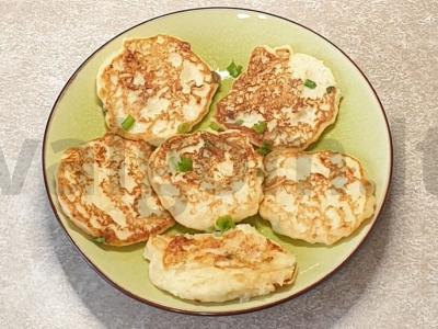 Bulvių blynai su parmezanu ir žaliuosius svogūnais pagrindine nuotrauka