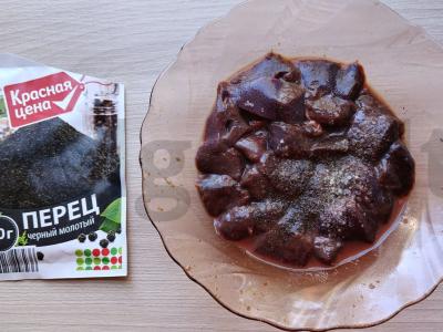 Kiaulienos kepenėlės su džiovintais abrikosais ir razinomis Žingsnis 3