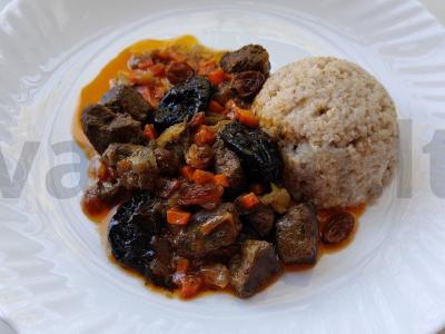 Kiaulienos kepenėlės su džiovintais abrikosais ir razinomis pagrindine nuotrauka