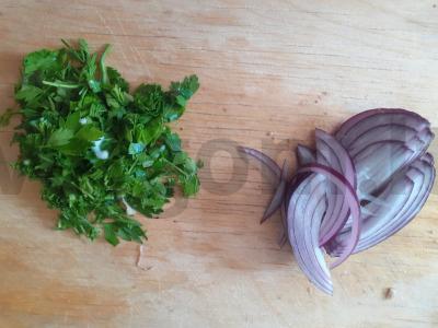 Salotos su sojų šparaginėmis pupelėmis, jautiena ir raudonuoju svogūnu Žingsnis 2