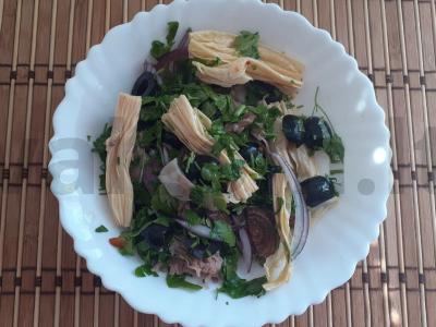 Salotos su sojų šparaginėmis pupelėmis, jautiena ir raudonuoju svogūnu pagrindine nuotrauka