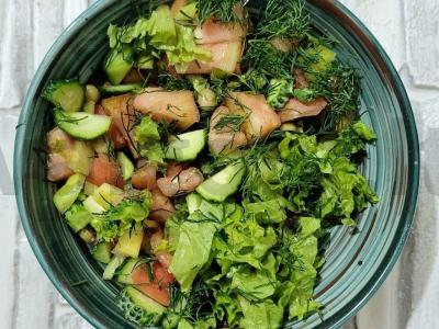 Sultingas daržovių salotas su baziliku pagrindine nuotrauka