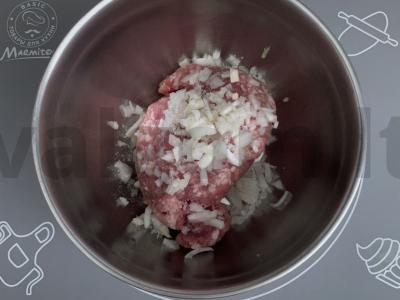 Sriuba su mėsos kukuliais ir kiaušinių makaronais Žingsnis 1