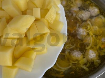 Sriuba su mėsos kukuliais ir kiaušinių makaronais Žingsnis 4