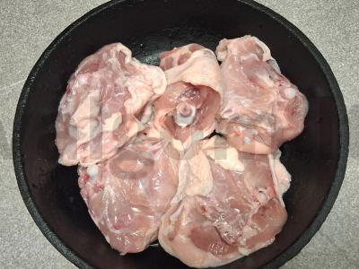 Kepti vištienos šlaunelės su svogūnais ir morkomis Žingsnis 1