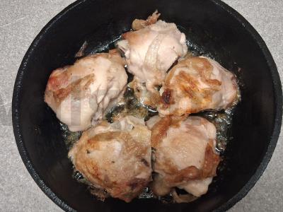 Kepti vištienos šlaunelės su svogūnais ir morkomis Žingsnis 2