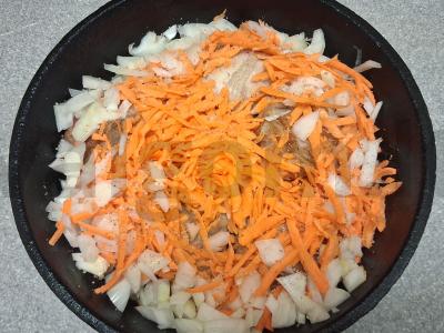 Kepti vištienos šlaunelės su svogūnais ir morkomis Žingsnis 3