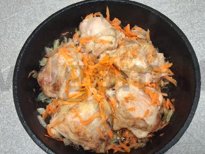 Kepti vištienos šlaunelės su svogūnais ir morkomis Žingsnis 4