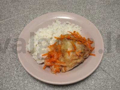 Kepti vištienos šlaunelės su svogūnais ir morkomis pagrindine nuotrauka