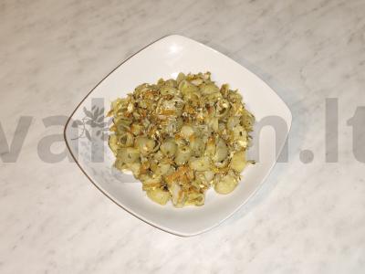 Vištienos šlaunelė su daržovėmis ir makaronais pagrindine nuotrauka