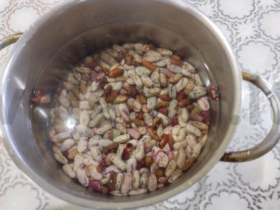 Salotos su pupelėmis, kumpiu ir marinuotais agurkais Žingsnis 1