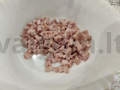 Salotos su pupelėmis, kumpiu ir marinuotais agurkais Žingsnis 3