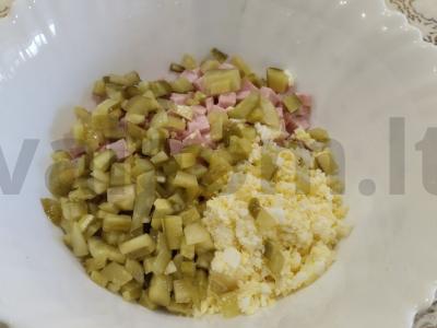 Salotos su pupelėmis, kumpiu ir marinuotais agurkais Žingsnis 4