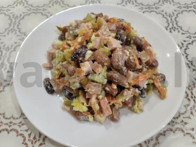 Salotos su pupelėmis, kumpiu ir marinuotais agurkais pagrindine nuotrauka