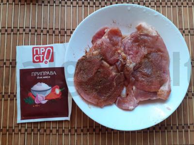 Kiaulienos steikas su sūriu ir alyvuogėmis Žingsnis 1