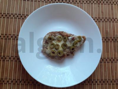 Kiaulienos steikas su sūriu ir alyvuogėmis pagrindine nuotrauka