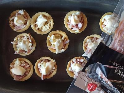 Krekeriai su šonine, kepti su sūriu ir kiaušiniu Žingsnis 4