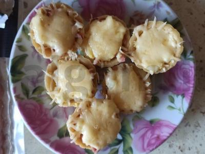 Krekeriai su šonine, kepti su sūriu ir kiaušiniu pagrindine nuotrauka