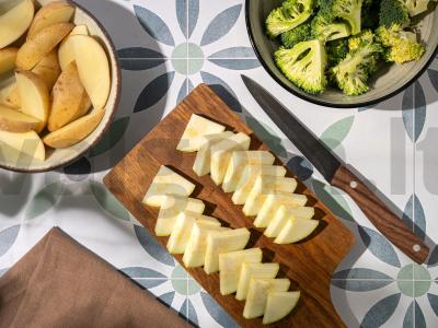 Paprastas vakarienė iš dešrelių ir daržovių Žingsnis 2