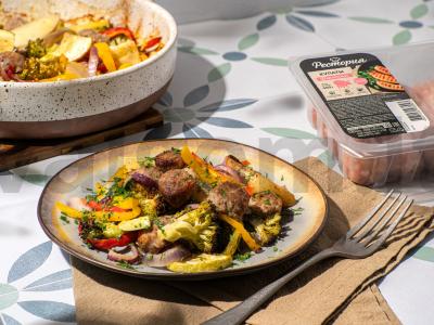 Paprastas vakarienė iš dešrelių ir daržovių pagrindine nuotrauka