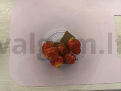 Pieninis kokteilis su braškėmis ir ledais Žingsnis 1