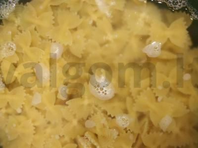 Farfalle su karčiu ir daržovėmis Žingsnis 4