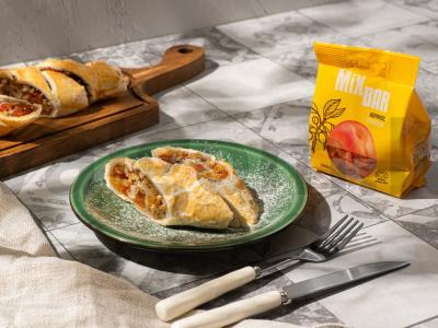 Rulonas su džiovintais abrikosais, razinomis ir riešutais pagrindine nuotrauka