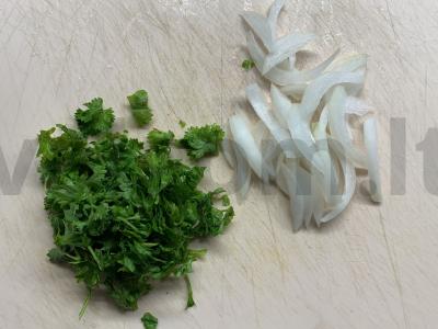 Salotas su putpelių kiaušiniais, agurkais ir bulvėmis Žingsnis 4