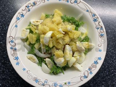 Salotas su putpelių kiaušiniais, agurkais ir bulvėmis Žingsnis 6