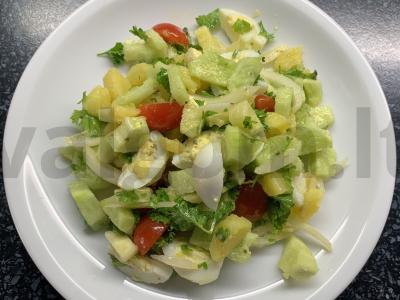 Salotas su putpelių kiaušiniais, agurkais ir bulvėmis pagrindine nuotrauka