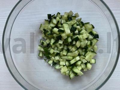 Salotos su žuvies konservais ir kiaušiniu Žingsnis 2