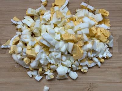 Salotos su žuvies konservais ir kiaušiniu Žingsnis 3